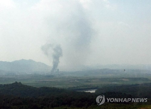 ​​북한이 16일 오후 2시49분 개성 공동연락사무소 청사를 폭파해 개성공단 인근에 검은 연기가 피어 오르고 있다.(사진=연합뉴스)