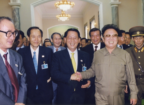 2000년 방북 당시 박 전 의원(중앙)과 북한 김정일(우).