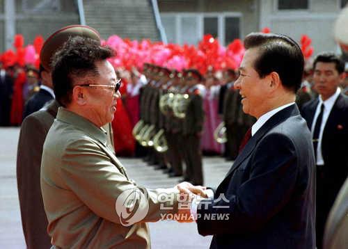 2000년 6월 13일 평양 순안공항에서 손을 맞잡은 김대중 대통령과 북한 김정일.(사진=연합뉴스)