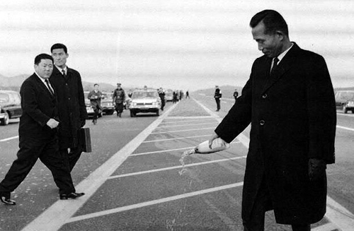 1969년 12월 부산-대구 간 고속도로 개통식에서 축하의 샴페인을 뿌리고 있는 박정희 대통령.