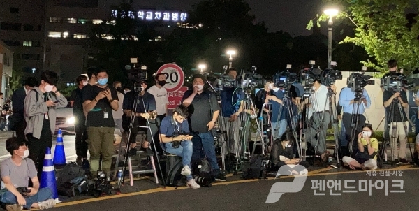 9일 저녁 서울대병원 앞에 모인 취재진들.(사진=김종형 기자)