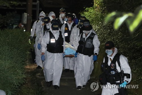 10일 새벽 박 시장의 시신을 운반하는 경찰 관계자들.(사진=연합뉴스)