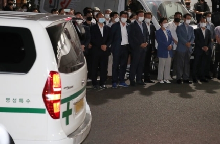 박 시장의 시신을 운구한 구급차가 서울대병원 응급센터 앞에 서 있다.(사진=연합뉴스)