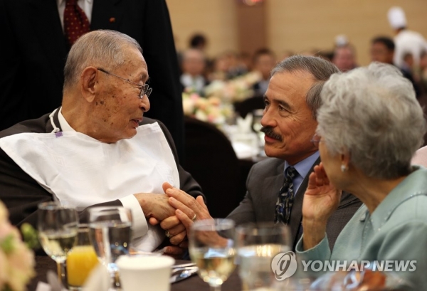 21일 서울 국방컨벤션에서 열린 백선엽 예비역 대장 생일파티에서 백 장군이 해리 해리스 주한미국대사로부터 축하받고 있다.