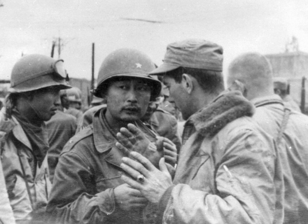 한국 전쟁 중인 1950년 10월 동평양에서 작전을 지휘하는 백선엽