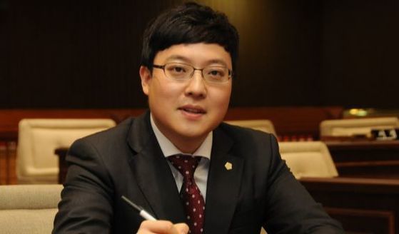이관수 강남구의회 의장. (사진=더불어민주당 홈페이지 캡처)