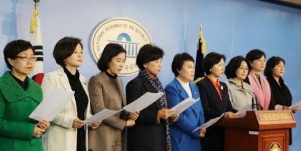 2018년 서지현 검사 미투 폭로 당시 규탄 성명을 냈던 민주당 여성 의원들.(사진=연합뉴스)
