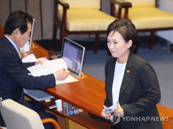 답변 후 자리로 향하는 김현미 장관 김현미 국토교통부 장관이 23일 국회 본회의에서 진행된 경제에 관한 대정부 질문에서 질의에 답한 뒤 자리로 돌아가고 있다