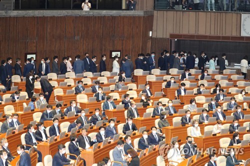 15일 국회 본회의에서 민주당 의원들이 법제사법위원장 등 6개 상임위원장 투표를 위해 차례를 기다리고 있다. (사진=연합뉴스)