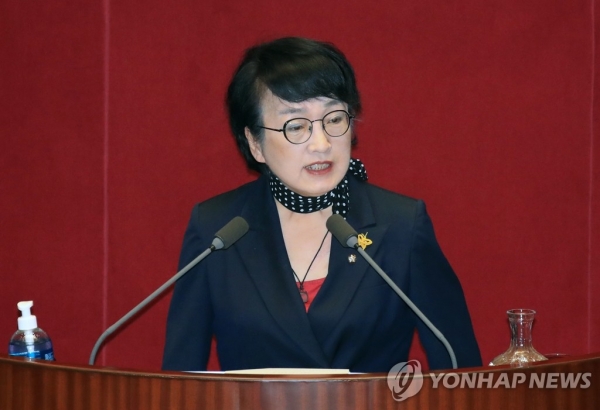 김진애 열린민주당 의원이 4일 오후 국회 본회의에서 토론하고 있다. (사진=연합뉴스)