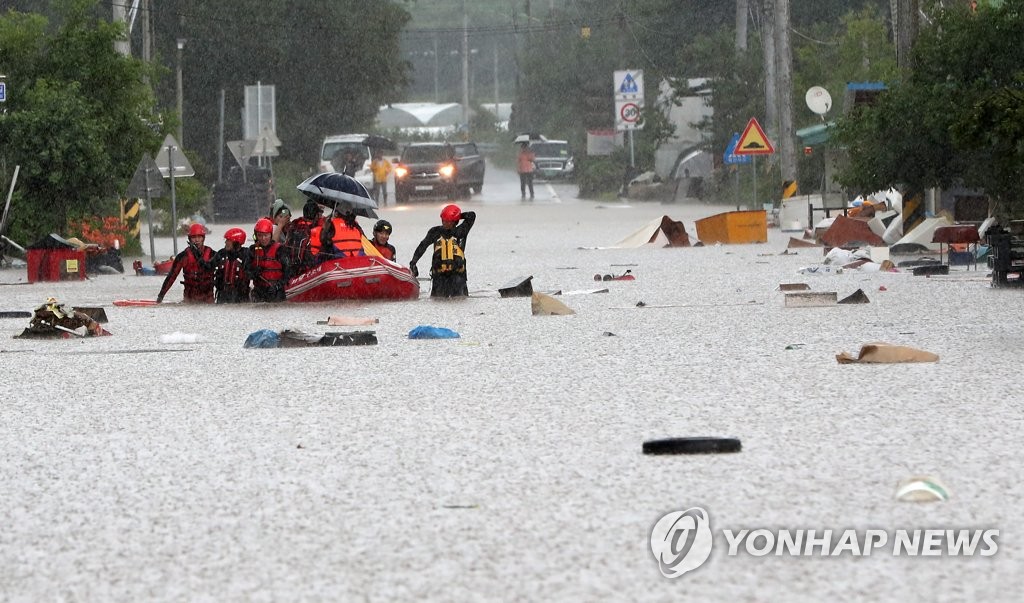 5일 오후 강원 철원군 김화읍 생창리 일대가 물에 잠겨 구조대원이 주민들을 보트로 구조하고 있다.