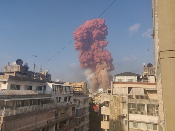 레바논의 수도 베이루트에서 4일(레바논 현지시간) 오후 6시경 일어난 대규모 폭발 모습.(사진=로이터)
