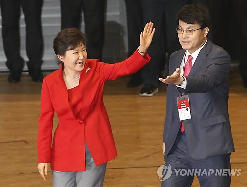 박근혜 전 대통령(左), 윤상현 의원. (사진=연합뉴스)