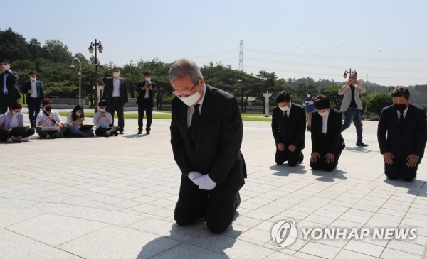 김종인 미래통합당 비상대책위원장이 19일 오전 광주 북구 국립 5·18 민주묘지에서 무릎을 꿇고 참배하고 있다. (사진=연합뉴스)