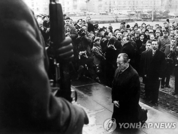 1970년 12월 7일 폴란드 바르샤바의 유대인 위령탑 앞에서 당시 서독의 빌리 브란트 총리가 무릎을 꿇고 사죄하는 모습. (DPA=연합뉴스)
