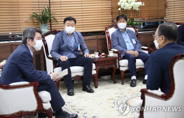 이인영 통일부 장관이 28일 정부서울청사 장관실에서 금강산기업인들과 만나 면담하고 있다. (연합뉴스)