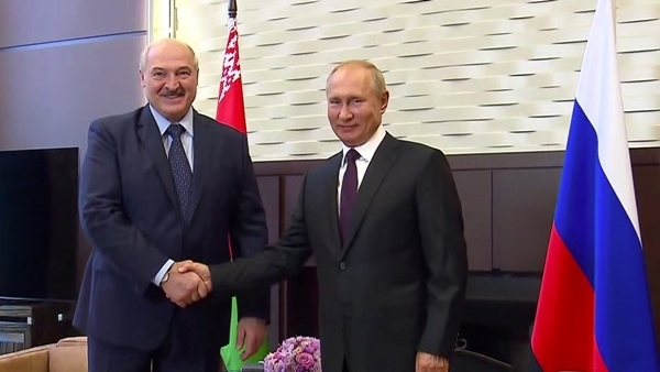 알렉산드르 루카셴코 벨라루스 대통령(왼쪽)과 블라디미르 푸틴 러시아 대통령(오른쪽)은 14일(현지시간) 러시아 남부 소치에서 회담했다.(사진=로이터)