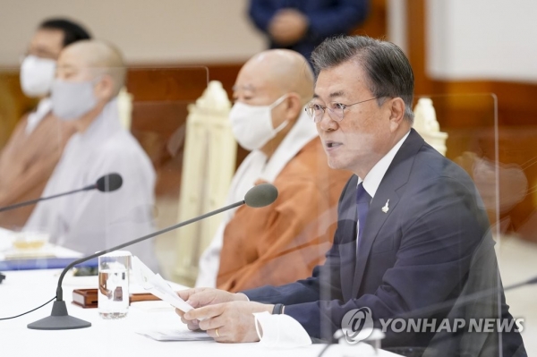 문재인 대통령이 18일 오전 청와대에서 열린 한국 불교지도자 초청 간담회에서 발언하고 있다. (사진=연합뉴스)