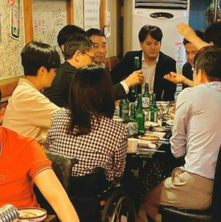 박주민, 김용민 등 민주당 의원들과 류호정 정의당 의원이 서울의 한 식당에서 술자리를 갖는 모습. (사진=독자 제공)