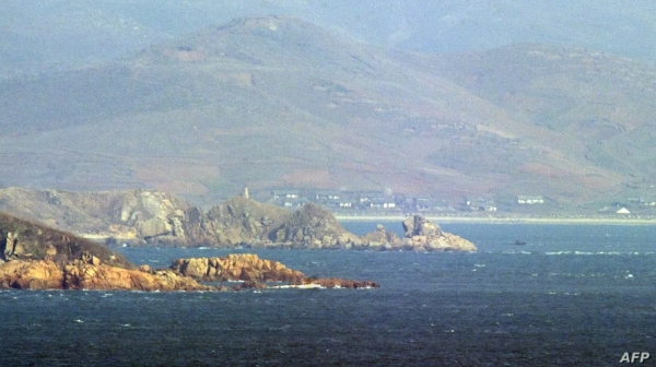 연평도에서 바라본 북한 옹진군 해안(VOA)