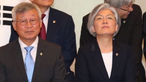 강경화 외교부 장관(右), 남편 이일병 연세대 명예교수. (사진=연합뉴스)