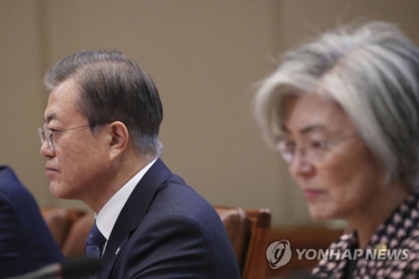 문재인 대통령(左), 강경화 외교부 장관. (사진=연합뉴스)