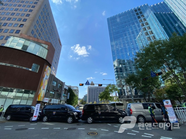 9일, 경찰은 서울 광화문광장에서 있을지도 모른다는 불법집회를 막는다는 이유로 광화문광장 인근 지역에 차량을 배치해 시민들의 통행을 차단했다.(사진=박순종 기자)
