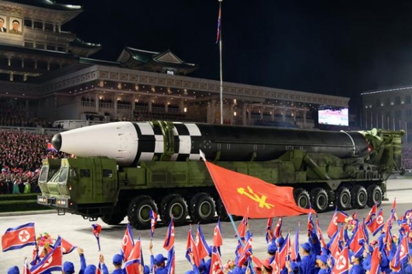 10일 북한 당창건 75주년 열병식에 등장한 화성-15형 ICBM. 신형 ICBM에 비해 2축이 적은 9축형(18륜형) 이동식 발사대에 실려 있다. 최대 사거리 1만3000km로 미 전역을 타격할 수 있다. /조선중앙TV 연합뉴스