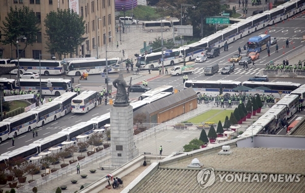 지난 3일, 경찰 측은 보수 단체들이 집회를 개최할 것으로 예상하고 서울 광화문광장으로의 통행을 막기 위해 차벽을 설치했다.(사진=연합뉴스)