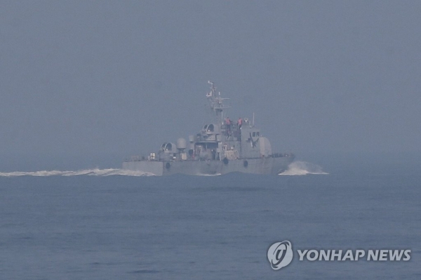 19일 오후 인천 옹진군 소연평도 해상에서 해군 함정이 실종 공무원 수색 작전을 펼치고 있다.(연합뉴스)
