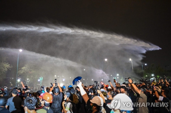 태국 경찰이 '왕실 개혁'을 요구하며 왕궁으로 행진하는 태국 반(反)정부 시위대를 향해 '물대포'를 쏘고 있다.(사진=연합뉴스)