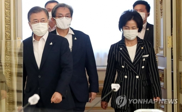 문재인 대통령(左), 추미애 법무부 장관. (사진=연합뉴스)