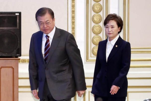 문재인 대통령(左), 김현미 국토교통부 장관. (사진=연합뉴스)