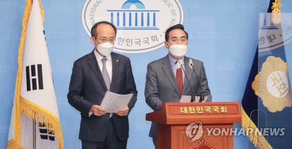국민의힘 추경호 간사(왼쪽)과 더불어민주당 박홍근 간사