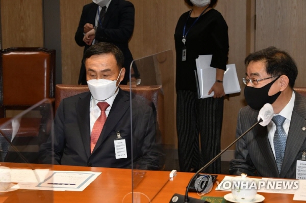 임정혁 변호사(왼쪽)와 이헌변호사(오른쪽).(사진=연합뉴스)