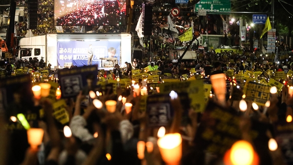 조국 법무부 장관 가족에 대한 수사가 진행 중인 서울중앙지검 인근에서 오늘 대규모 촛불 집회가 열렸습니다.