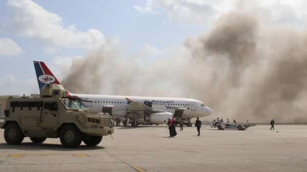 30일(현지시간) 예멘 남부 아덴에 위치한 국제공항에서 폭발이 잇따라 일어나 최소 15명이 숨졌다. 예멘 정부는 정부 각료들을 노린 테러로 보고 경계를 강화했다.(사진=로이터)