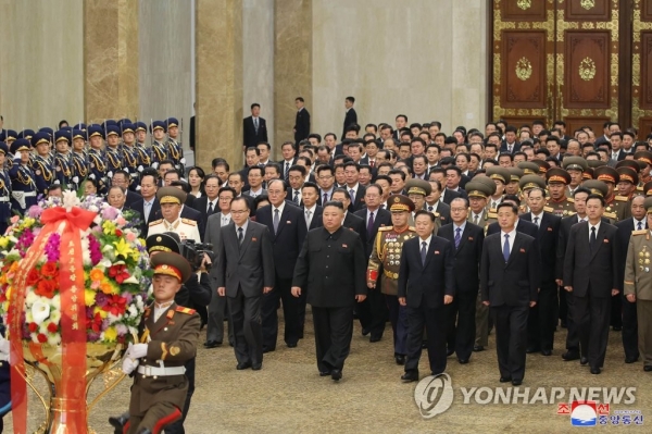 북한 김정은 노동당 총비서가 12일 금수산태양궁전을 찾았다고 13일 조선중앙통신이 보도했다.(연합뉴스)