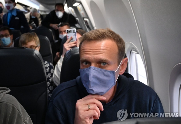 독일에서 러시아로 향하는 비행기 안에서 촬영된 알렉세이 나발니의 모습.(사진=연합뉴스)