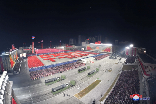 북한이 14일 평양 김일성광장에서 열린 제8차 노동당 대회 기념 열병식에서 '북극성-5ㅅ'이라고 적힌 신형 잠수함발사탄도미사일을 공개했다(VOA).