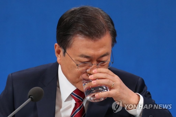 문재인 대통령이 18일 청와대 춘추관에서 열린 신년 기자회견에 참석,기자들의 질문 답변 도중 물을 마시고 있다. (사진=연합뉴스)