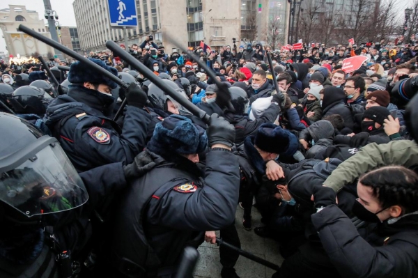 23일 러시아의 수도 모스크바에서 열린 '나발니 석방 요구 집회'에 참여한 시민들을 러시아 경찰관들이 진압하고 있다.(사진=로이터)