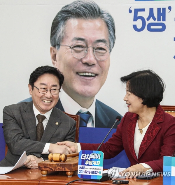 박범계 민주당 의원과 추미애 법무부 장관.(사진=연합뉴스)