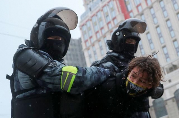 31일(현지시간) 러시아 곳곳에서는 알렉세이 나발니의 석방을 촉구하는 시위가 열렸다. 사진은 시위에 참가했다가 체포당하는 시민의 모습.(사진=로이터)