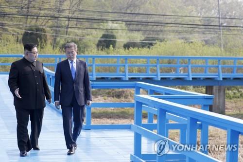 문재인 대통령과 북한 김정은 국무위원장이 지난 2018년 4월 27일 오후 판문점 도보다리에서 산책하며 대화하고 있다. [연합뉴스]