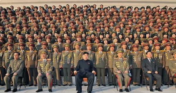 지난 2012년 북한 김정은이 보위기관창립절을 맞아 국가안전보위부를 방문 기념사진을 촬영하는 모습.(연합뉴스/RFA)