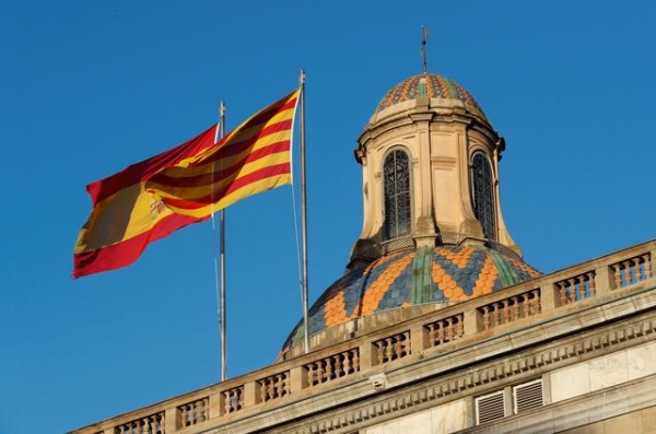 스페인 국기(왼쪽)와 카탈루나주 주기(오른쪽).(사진=로이터)