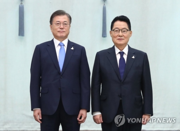 문재인 대통령(左), 박지원 국가정보원장. (사진=연합뉴스)