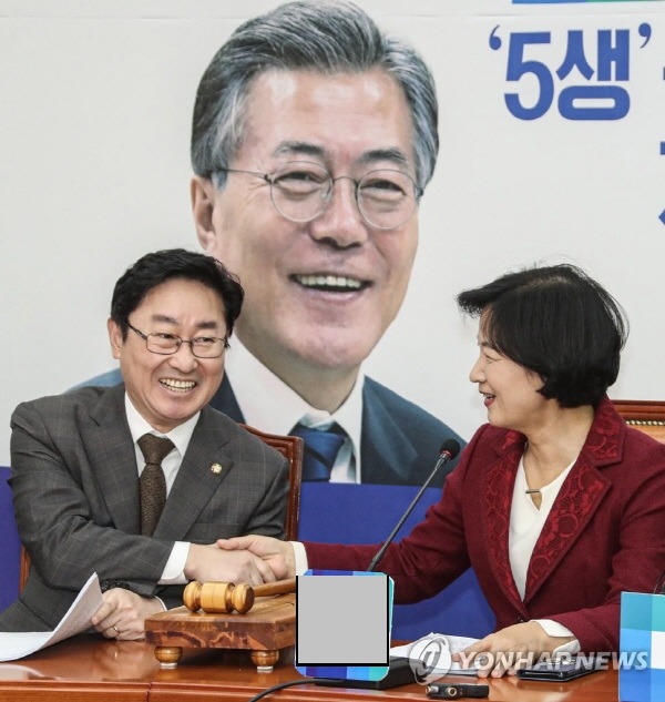 박범계 법무부 장관과 추미애 前 법무부 장관.(사진=연합뉴스)