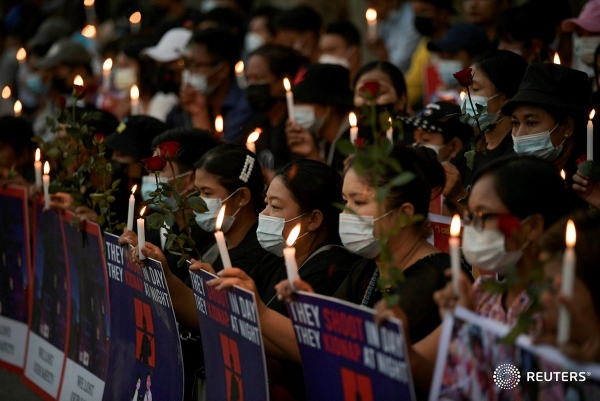 21일 미얀마 각지에서는 미얀마 군경의 발포로 사망한 동료 시민들을 추도하는 촛불 시위가 열렸다.(사진=로이터)